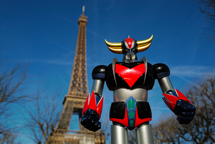 Goldorak sur le Champs de Mars, devant la tour Eiffel