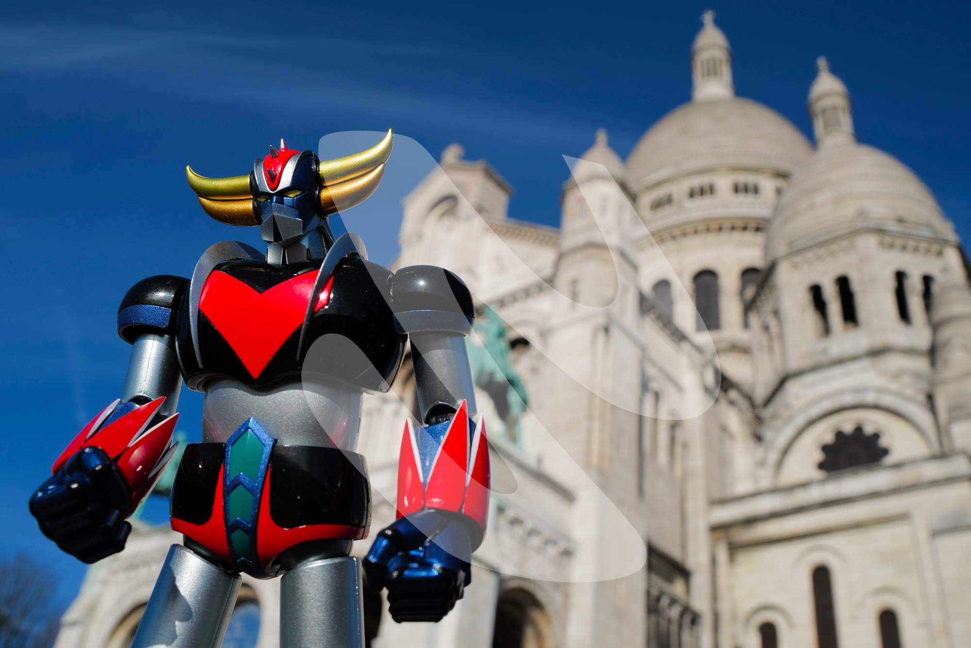 Goldorak devant la Basilique du Sacré Cœur de Montmartre