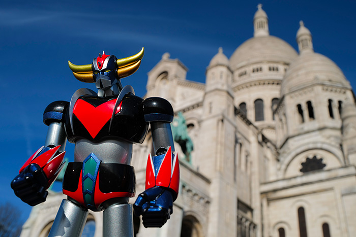 Goldorak devant la Basilique du Sacré Cœur de Montmartre